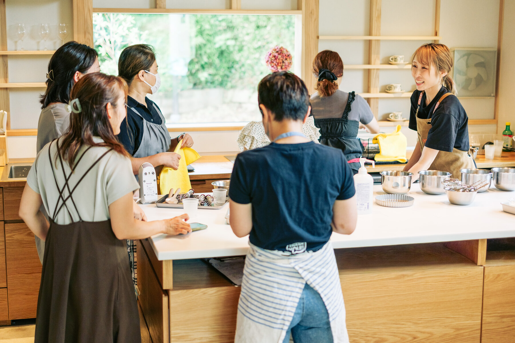 生徒の皆さまとレッスンを行う村松夏実